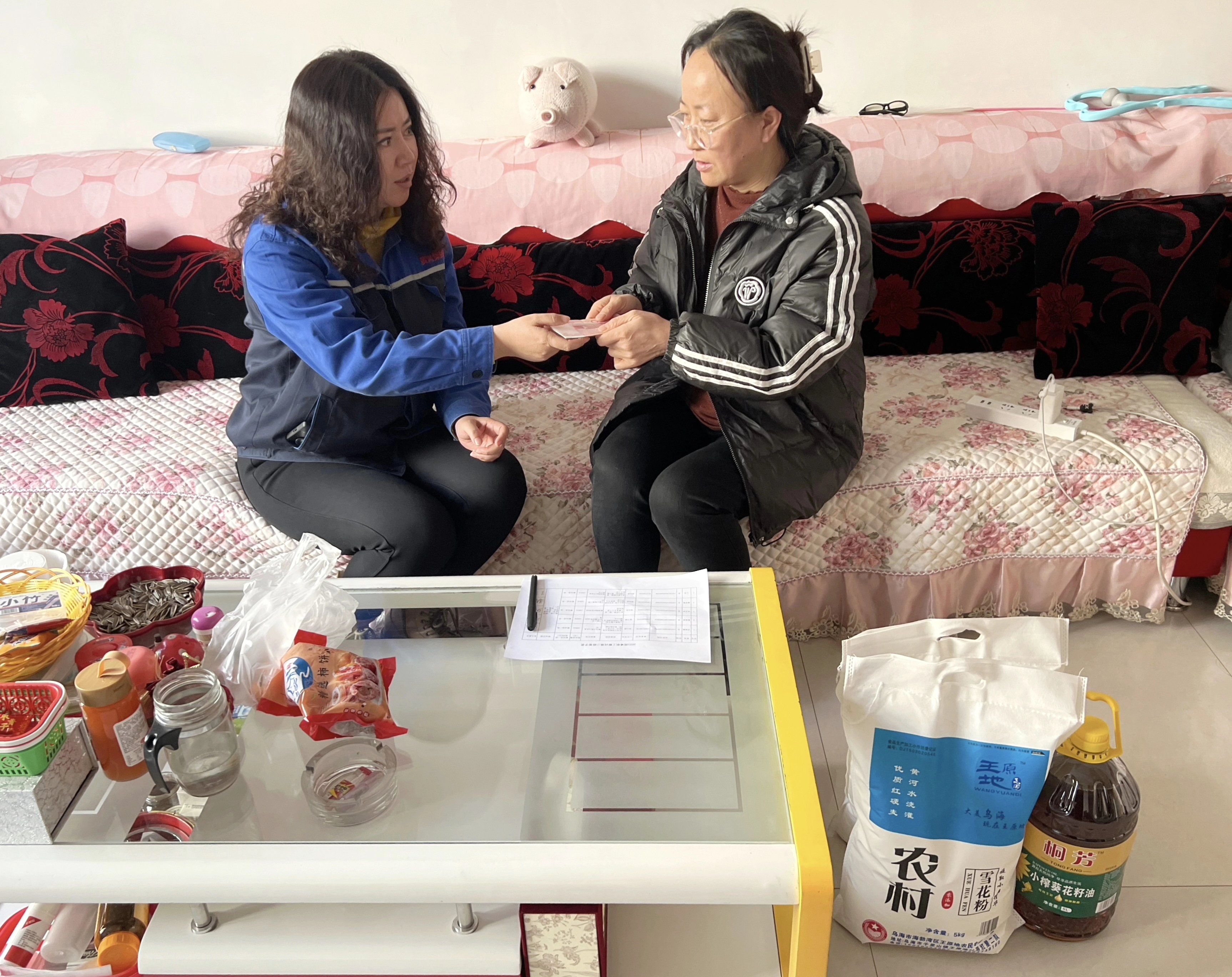 集團工會主席高海英代表集團為困難戶員工發(fā)放慰問津貼