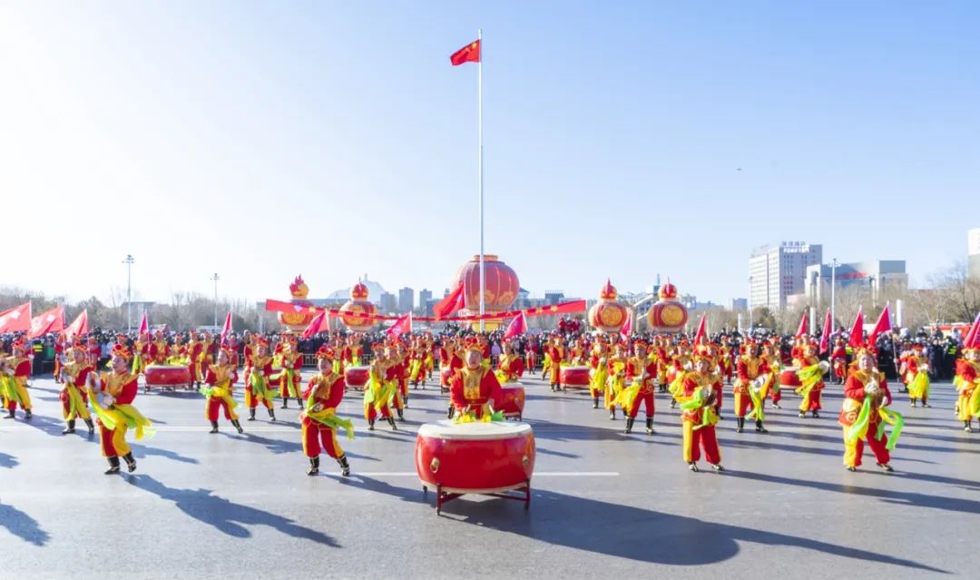 內(nèi)蒙古黃河集團(tuán)創(chuàng)業(yè)四十周年威風(fēng)鑼鼓隊(duì)助力正月十五社火巡演